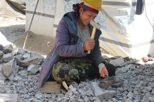 Practical action Women crushing aggregate at Dhunche.jpg