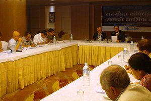 Experts Discuss Economic Aspects Of The Draft Constitution