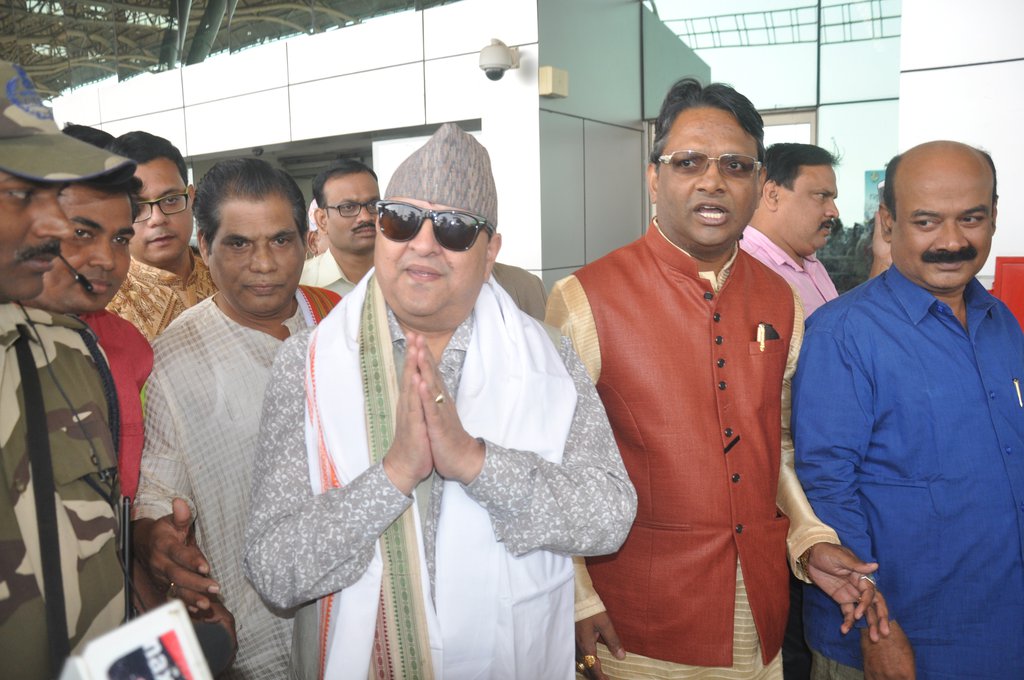 Nepal’s Last King Offers Prayer At Lingaraj Temple | New Spotlight Magazine